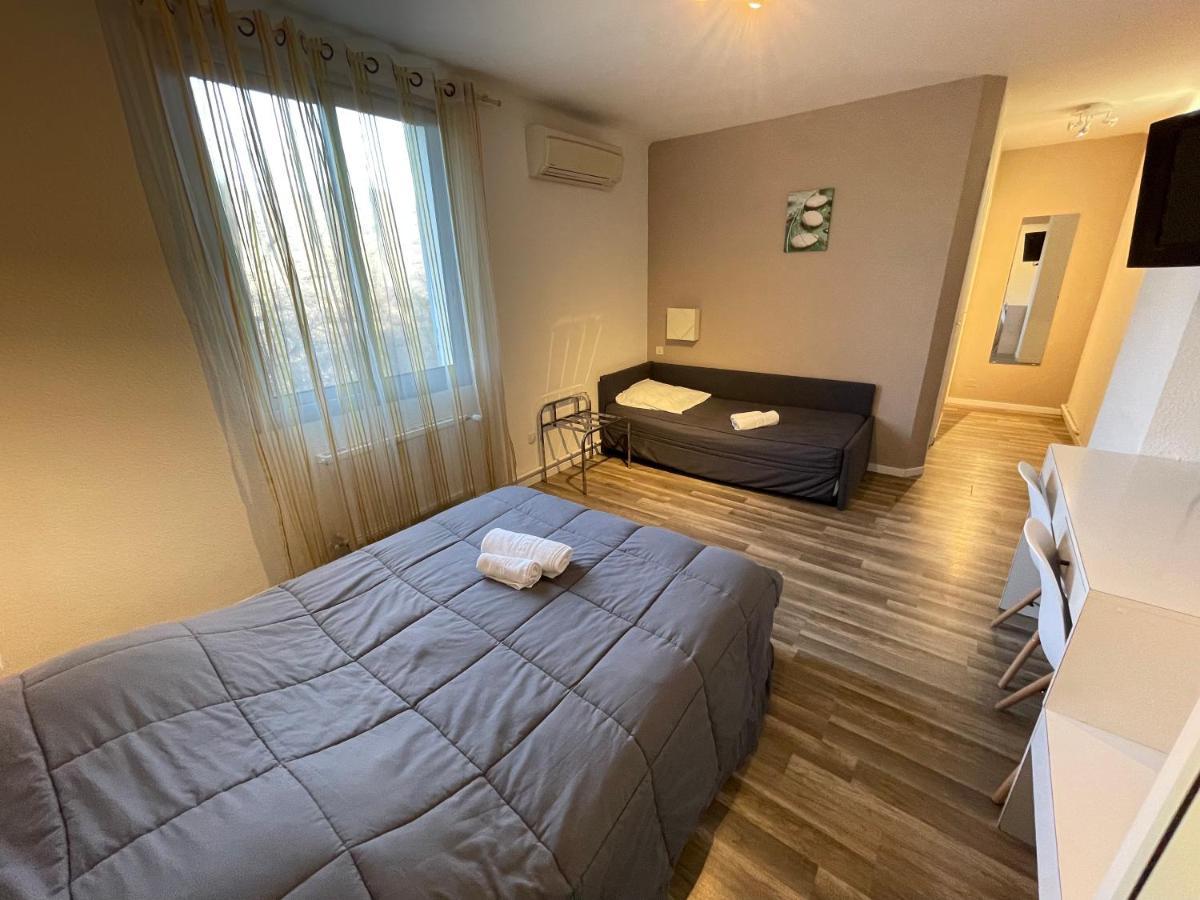 Hotel Les Chenes Систерон Экстерьер фото